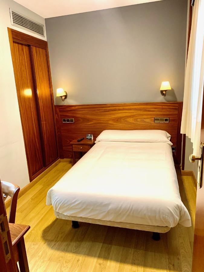 Hotel Los Templarios Ponferrada Bagian luar foto