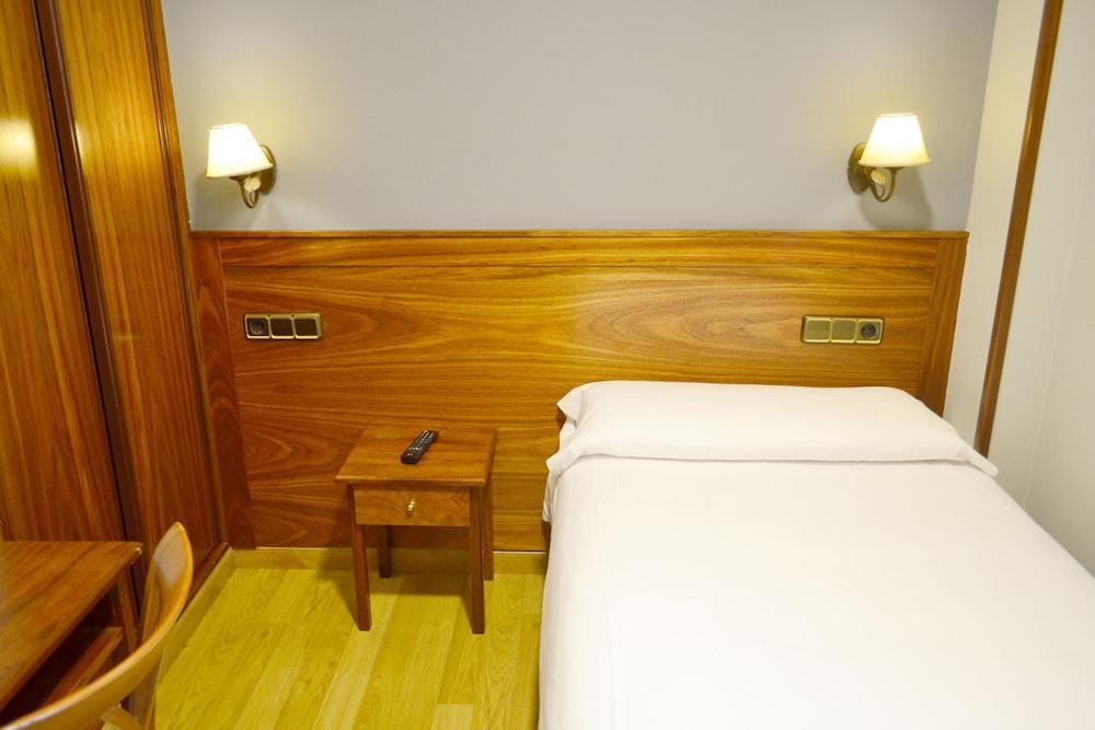 Hotel Los Templarios Ponferrada Bagian luar foto