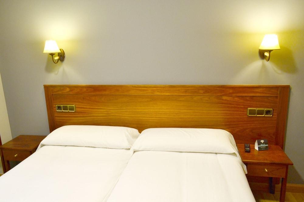 Hotel Los Templarios Ponferrada Bagian luar foto