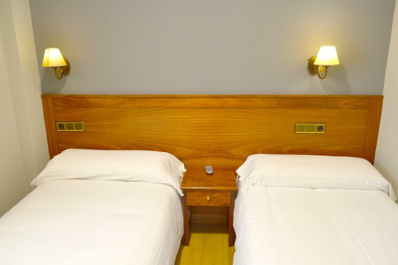 Hotel Los Templarios Ponferrada Bagian luar foto