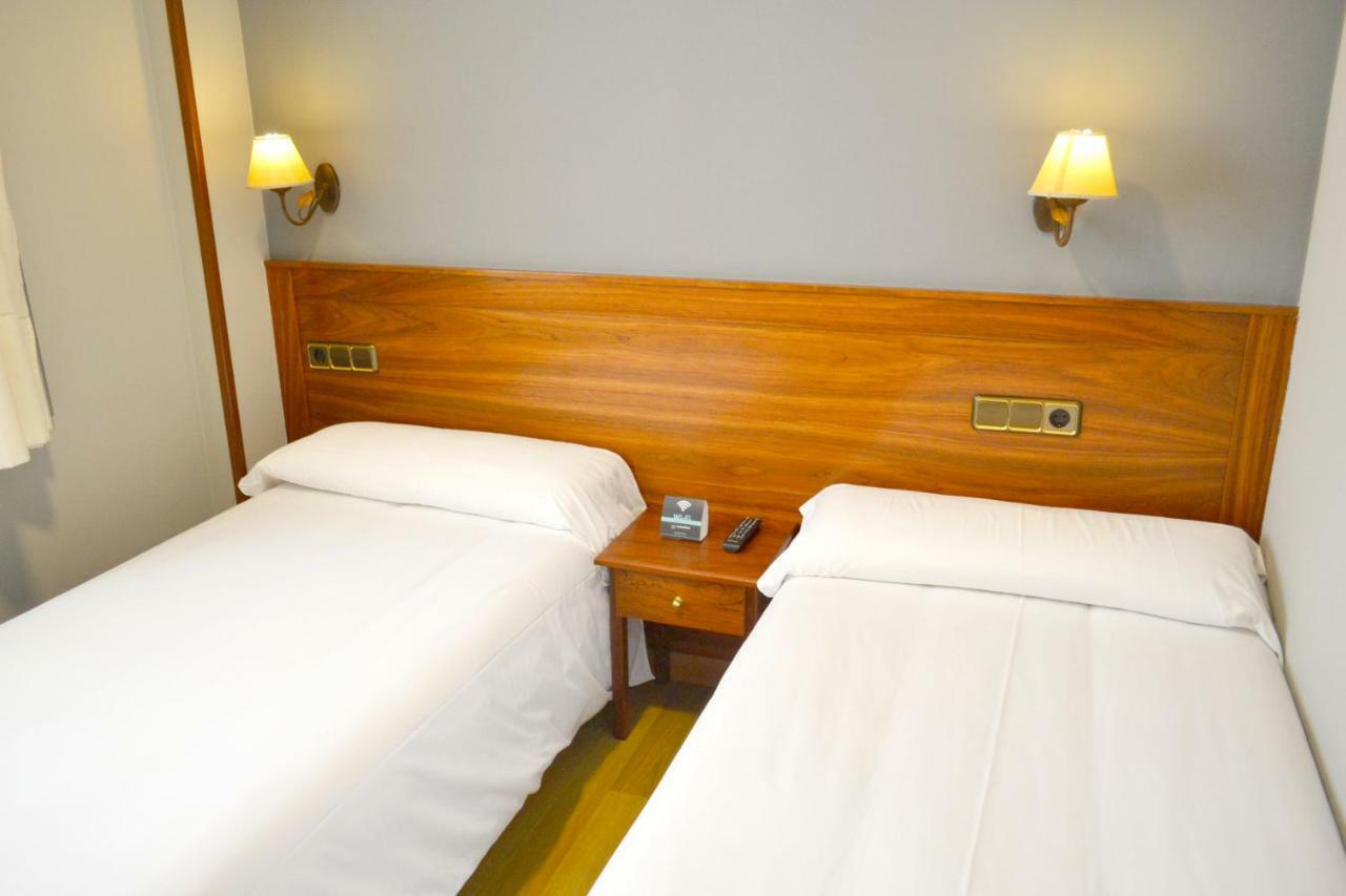 Hotel Los Templarios Ponferrada Bagian luar foto