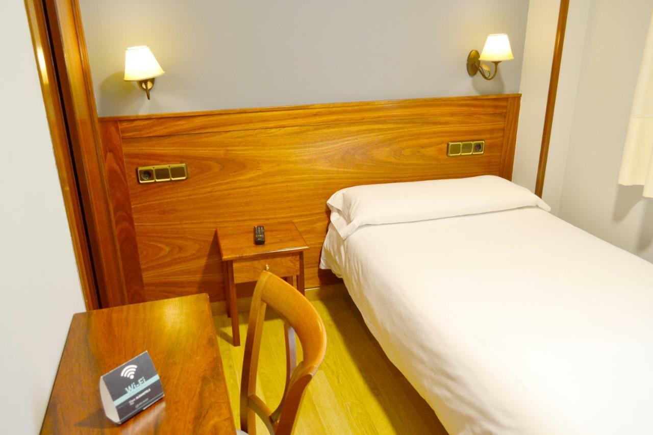 Hotel Los Templarios Ponferrada Bagian luar foto